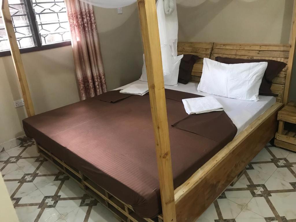 L&J Modern Backpackers Kinondoni Bed & Breakfast Dar es Salaam Exterior photo